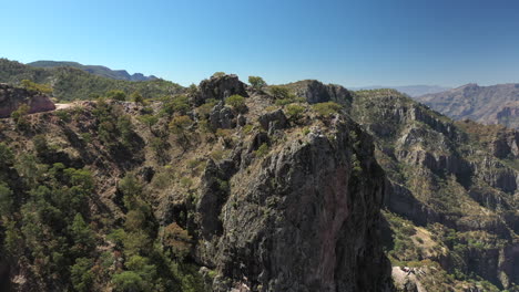 Escarpados-Acantilados-De-La-Barranca-Del-Cobre-En-México,-Elevando-La-Antena-Hacia-Adelante