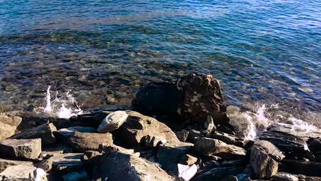 Rocks-on-the-shore-line-on-queenstown