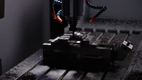 máquina cnc cortando una pieza de metal p4