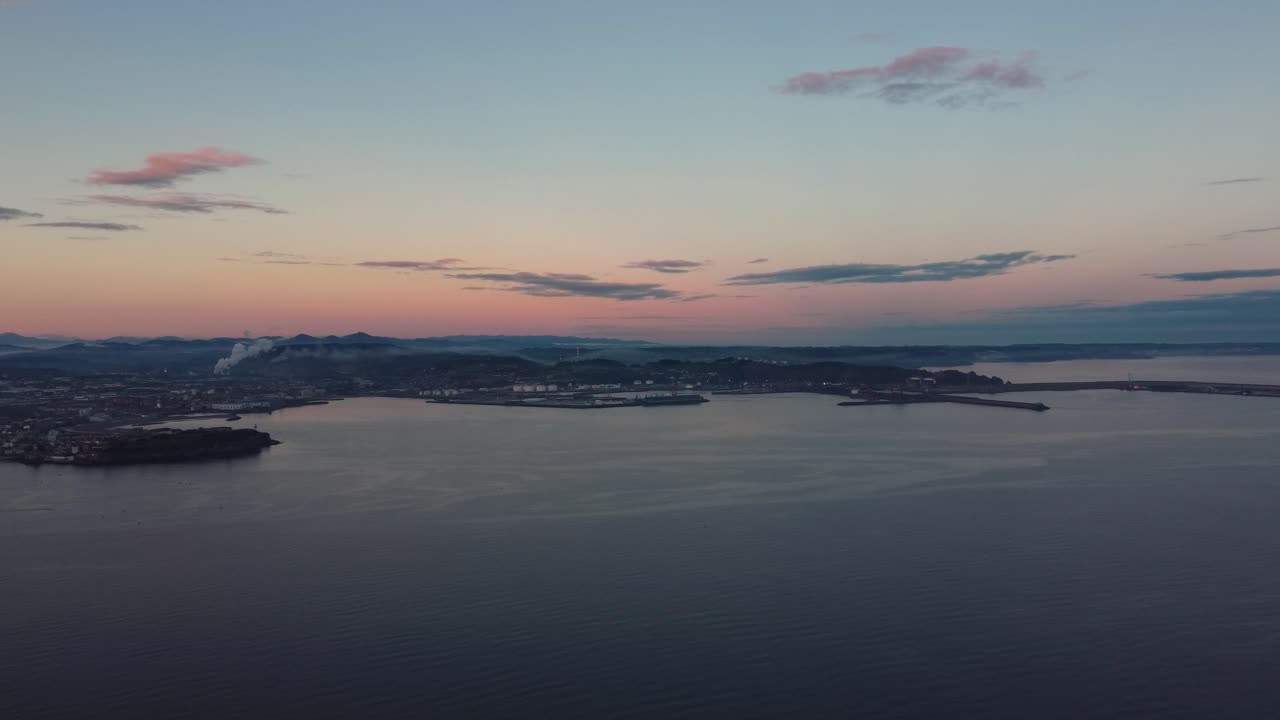 일몰 시 기존 시와 항구의 탁 트인 전망, 무인 항공기가 대서양 해안선에 있는 마을 상공을 비행합니다.