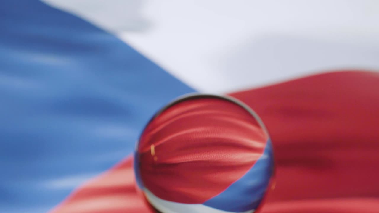 체코 공화국의 발은 4k에서 파란 하늘을 향해 흔들리고 있습니다.