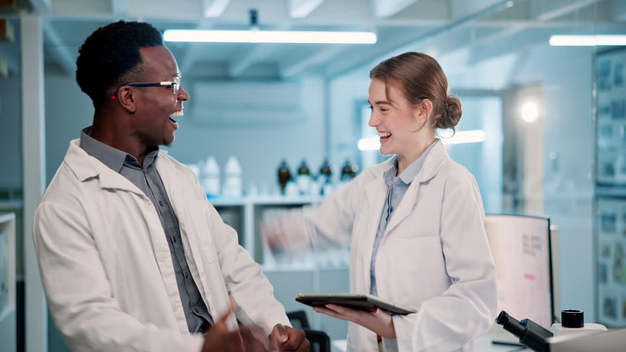 Scienziati che lavorano in un laboratorio