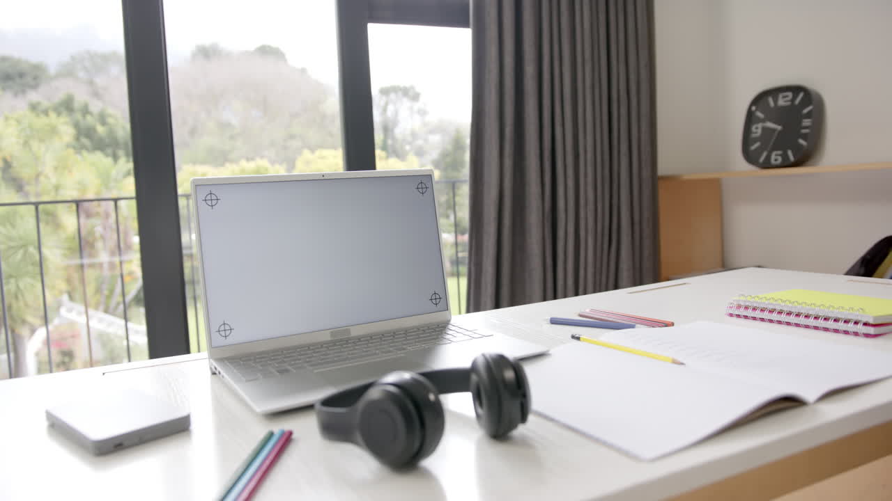 화면에 복사 공간과 책상 위에 헤드폰을 가진 노트북의 클로즈업, 느린 동작