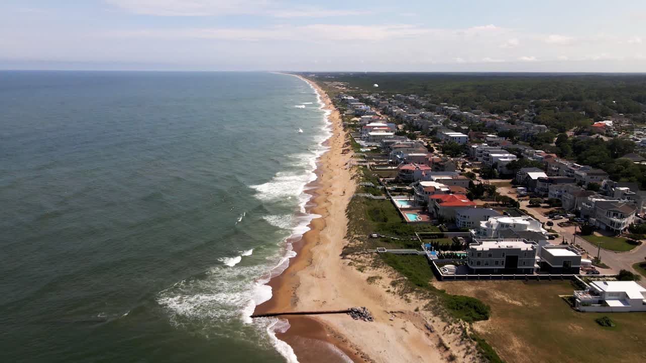 un agradable vuelo costero sobre virginia beach, virginia en verano