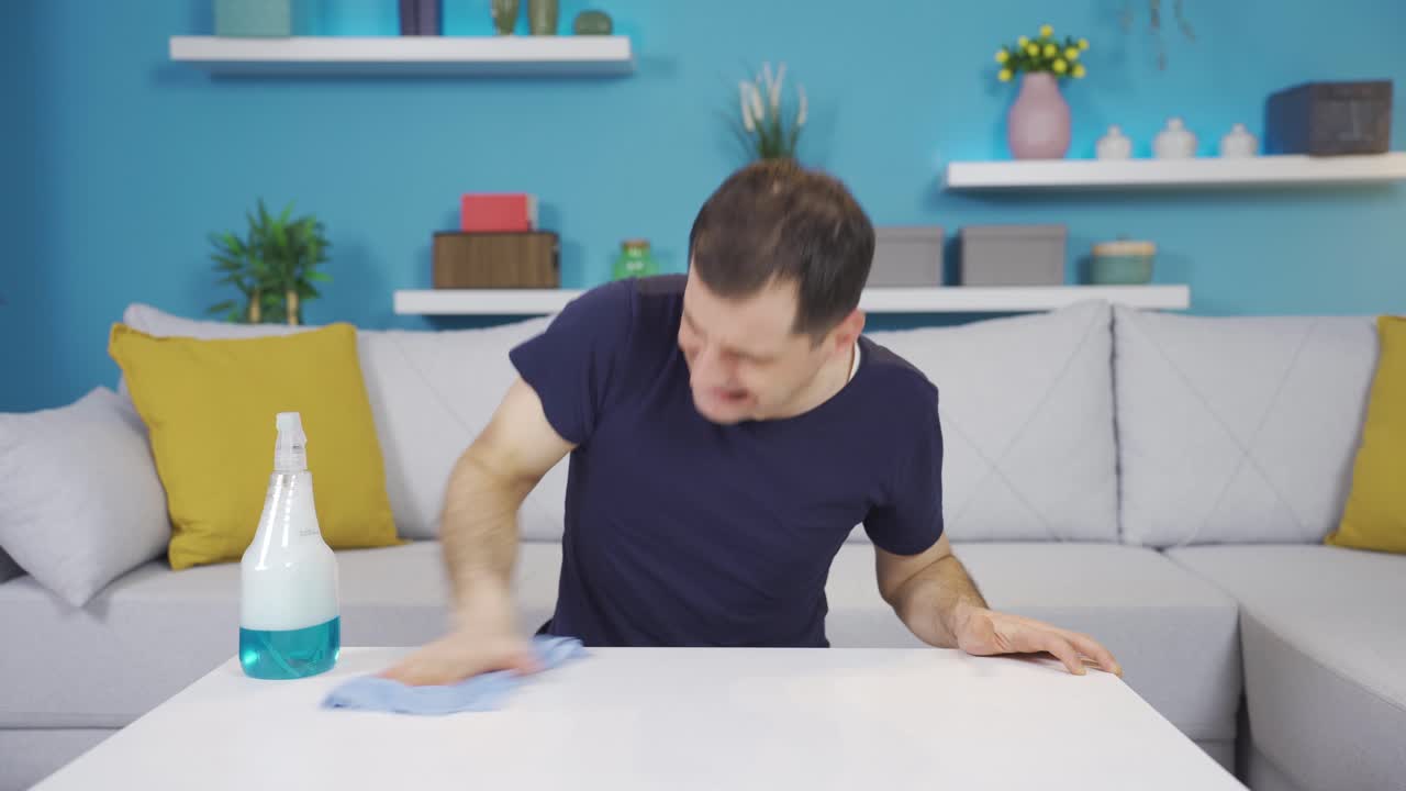 남자는 화를 내고 청소를 통해 이 분노를 없애려고 합니다.