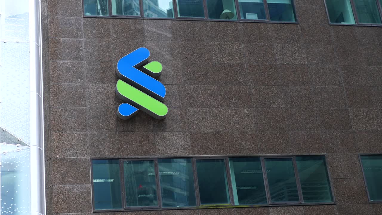 exterior del edificio del banco dbs