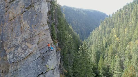 Paar-Klettert-Felsigen-Berg-4k