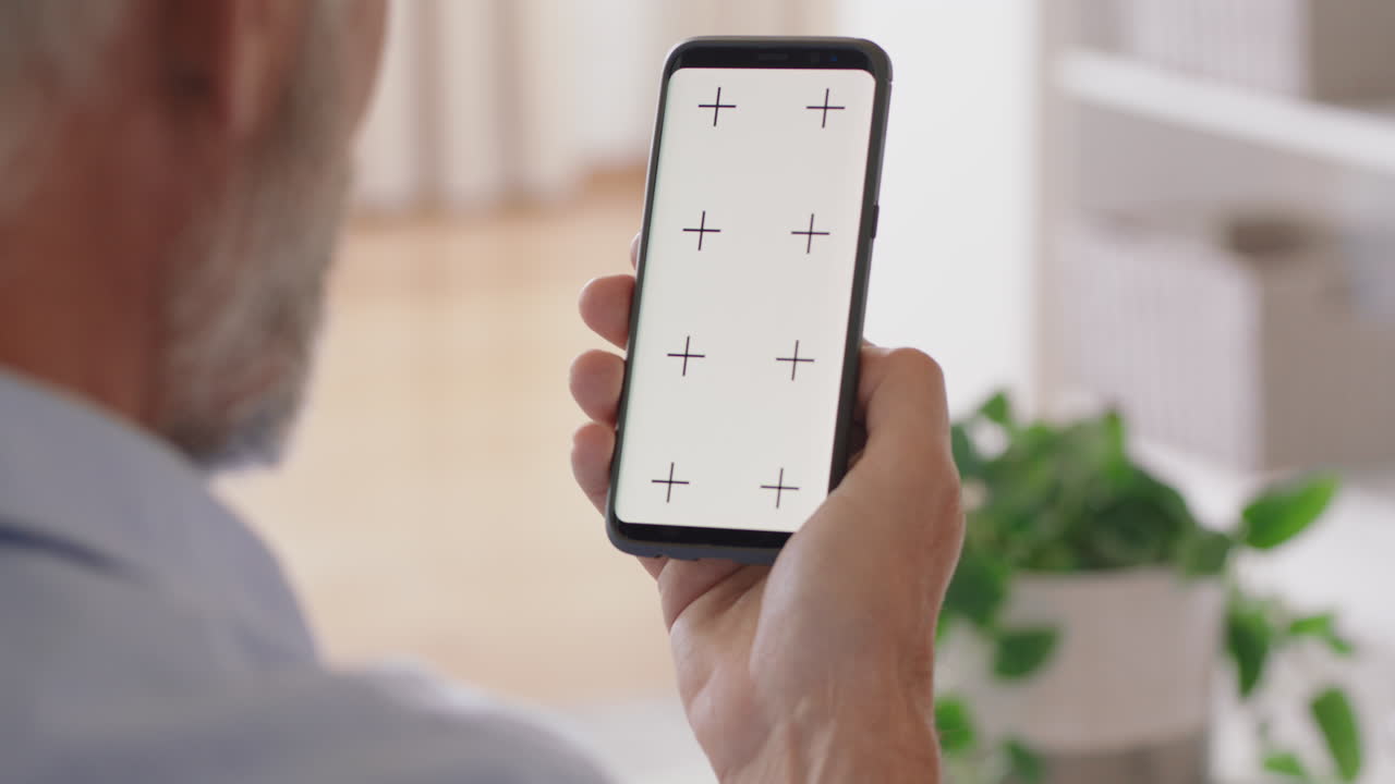 스마트폰을 사용하는  ⁇ 은이 녹색 화면 비디오 채팅 놀랐다 크로마 키 디스플레이에서 모바일 통신을 즐기고 수직 방향