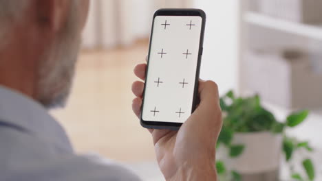 anciano usando smartphone pantalla verde video charlando sorprendido disfrutando de la comunicación móvil en la pantalla de la tecla croma orientación vertical