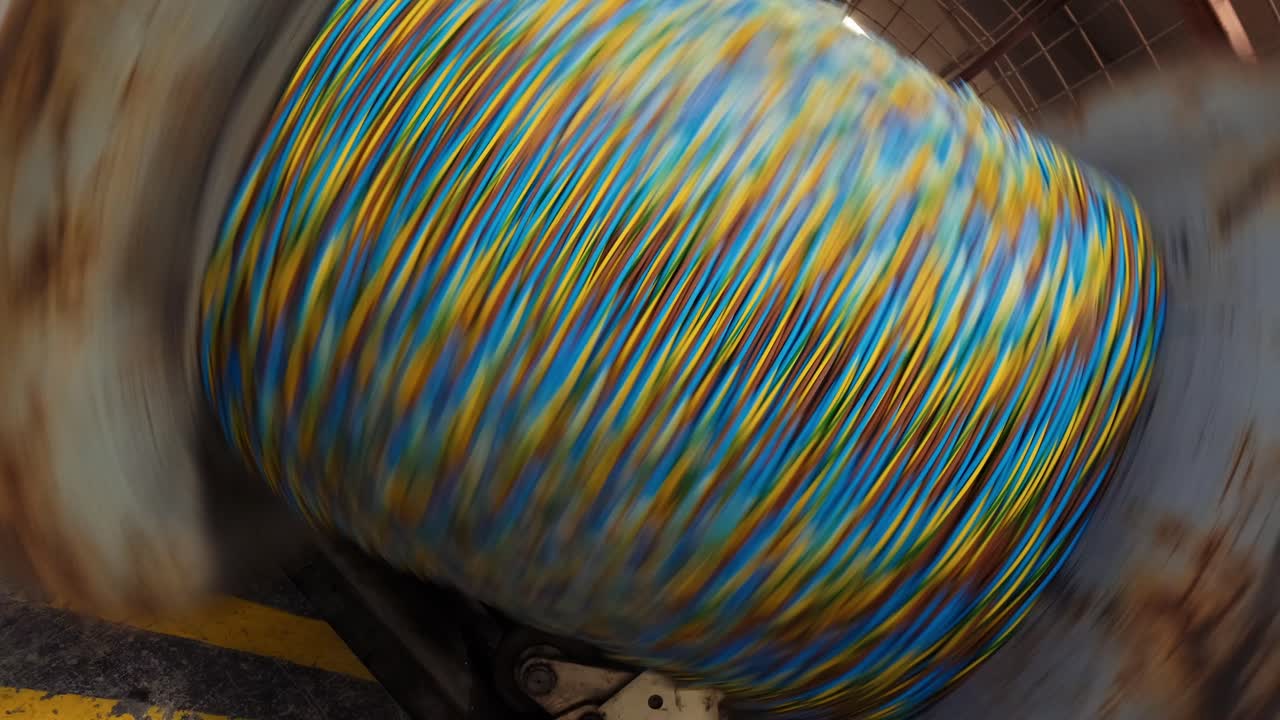 намотка электрического кабеля на шпулю в производстве