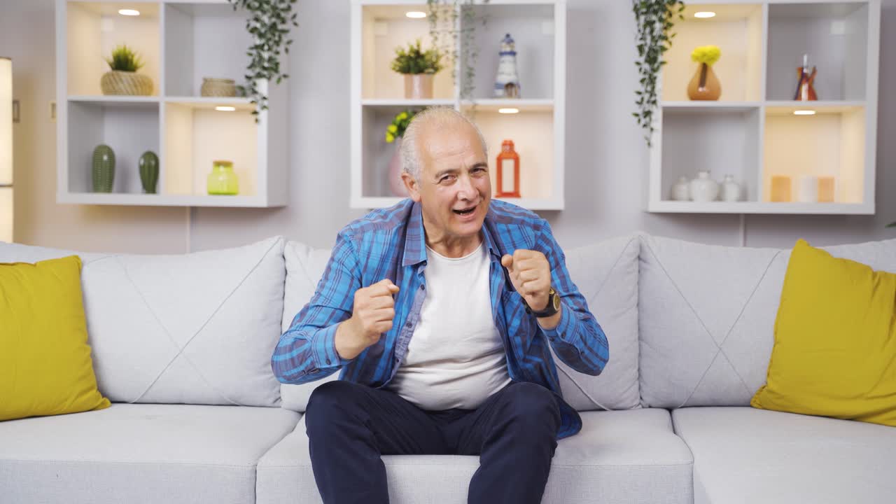 춤추는  ⁇ 은이가 카메라를 쳐다보고