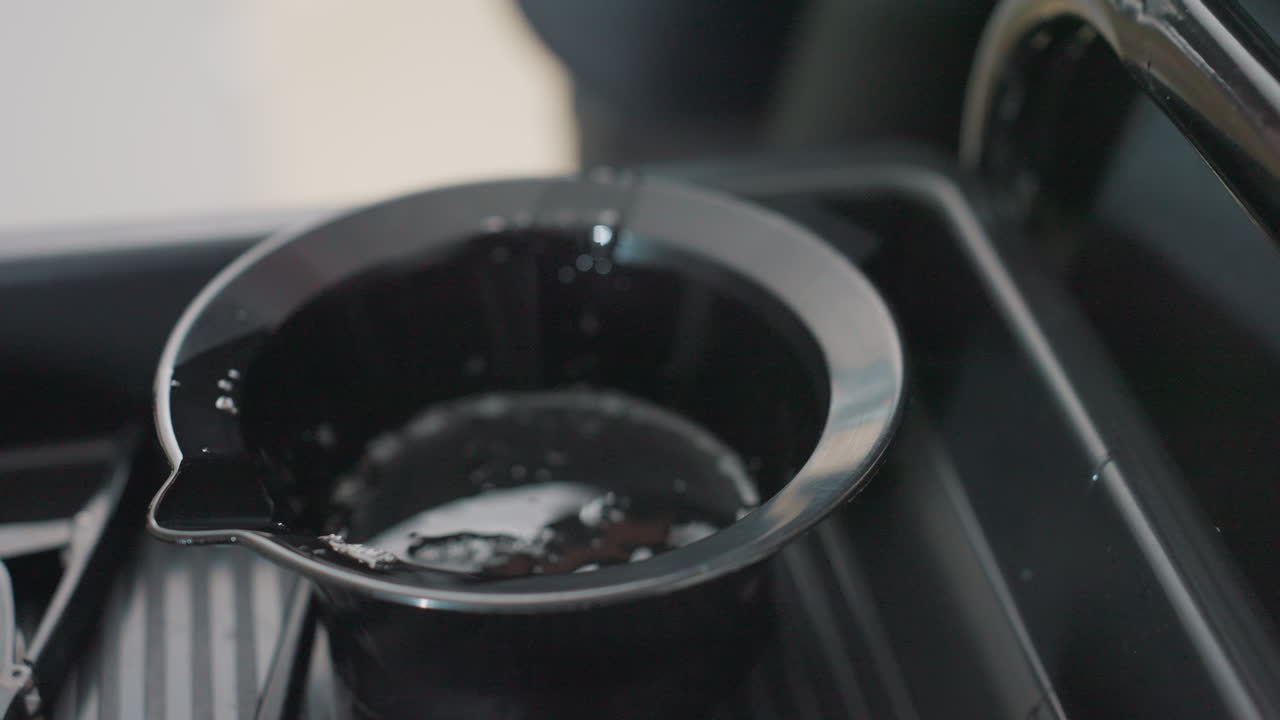 정밀 도구를 사용하여 염색약 바르기, 특수 어플리케이터 브러시로 염색약을 혼합하는 기술, 정밀한 어플리케이터를 사용하여 혼합 용기에 염색약을 넣는 꼼꼼한 과정