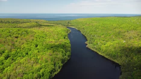 Ascenso-Aéreo-Del-Lago,-Lago-Capilla,-Rocas-En-La-Foto-Nacional-Lagorhsore,-Munising,-Michigan