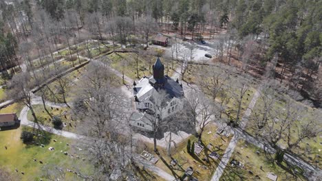 hermosa iglesia redonda aislada y rodeada de árboles desnudos, círculo aéreo