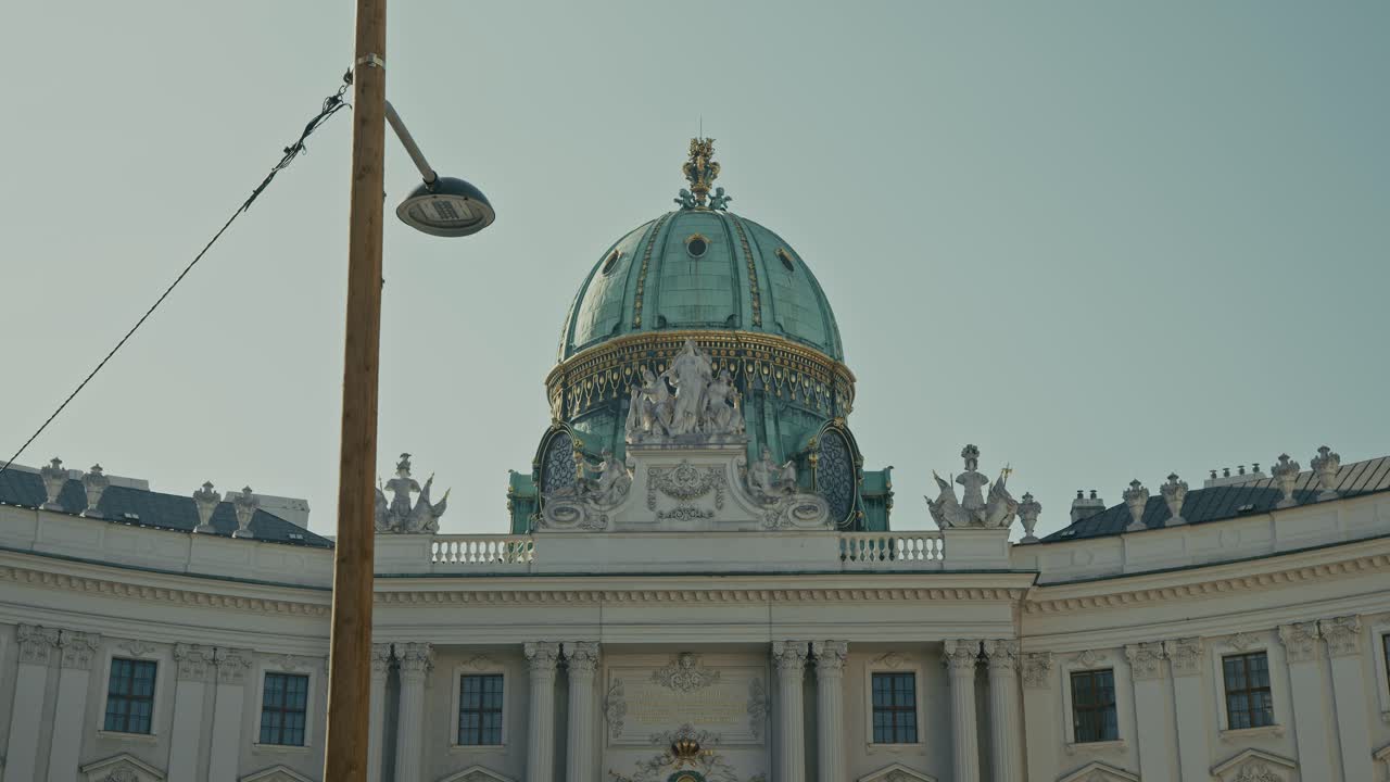 비엔나의 역사적인 구역에 있는 호프부르크 궁전 과 화려한 정면