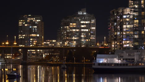 Hauptverkehrszeit-An-Der-Cambie-Bridge-über-Den-False-Creek-In-Der-Innenstadt-Von-Vancouver,-British-Columbia,-Bei-Nacht-–-Zeitraffer