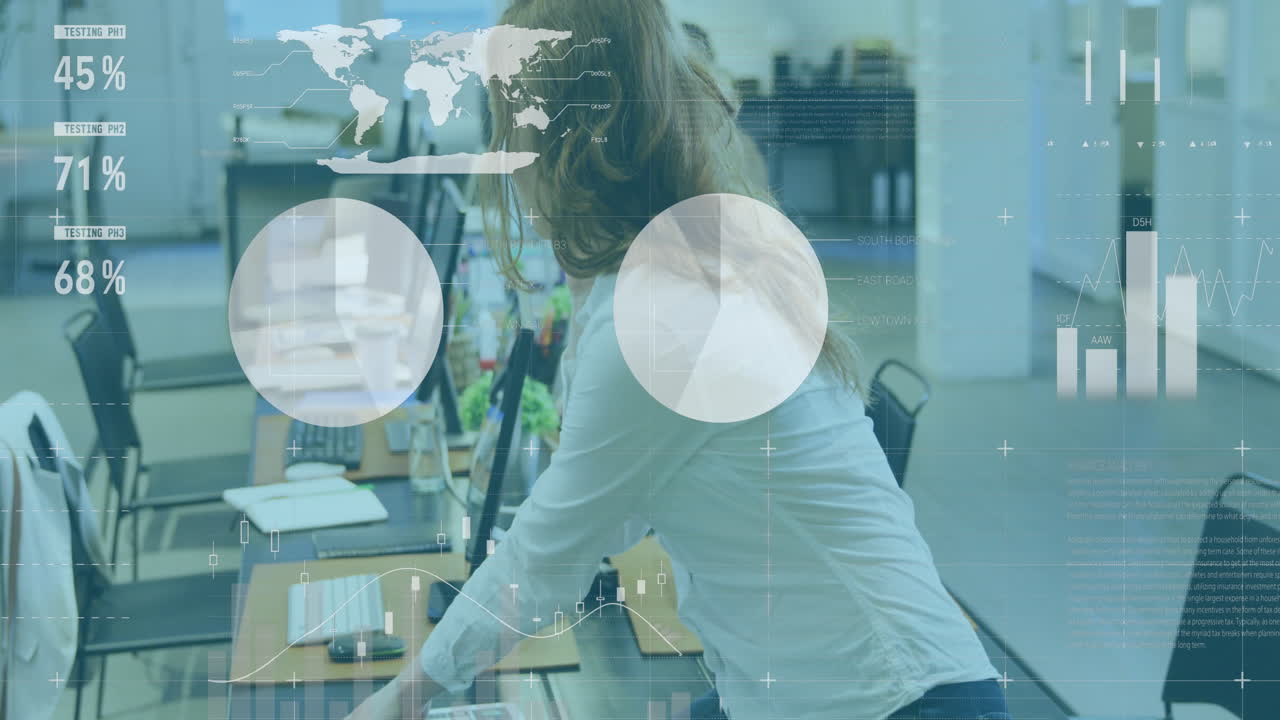 анимация обработки данных над белой женщиной, держащей документ, разговаривающей на смартфоне в офисе