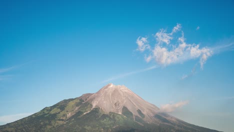 nubes formándose sobre el monte merapi, volcán indonesia