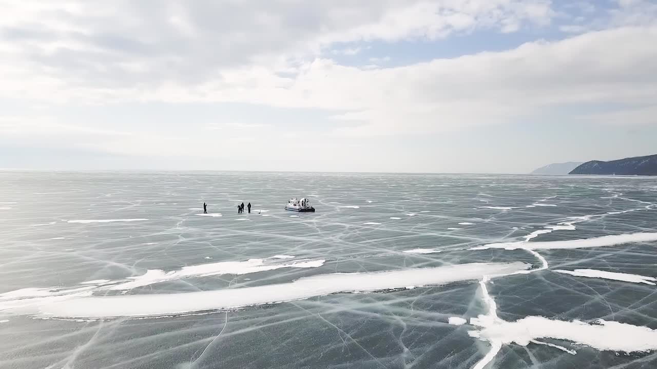 얼어붙은 호수 에서 호버 크래프트 를 타는 사람 들