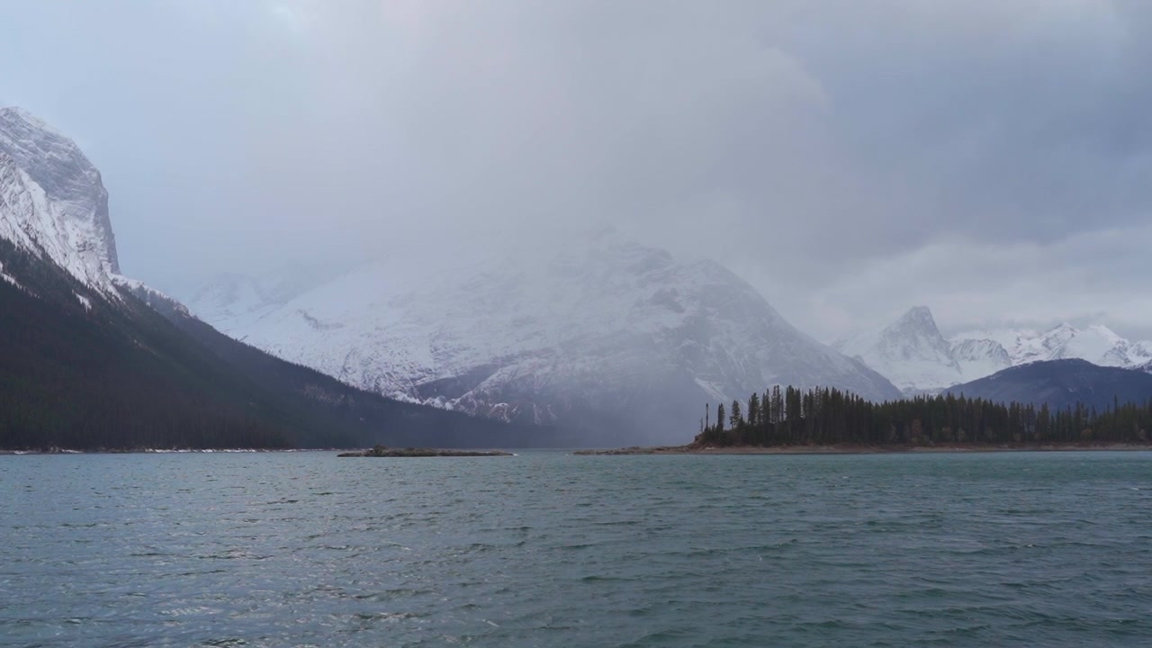 Un paesaggio solitario di montagne nel Parco Provinciale di Kananaskis in Alberta, Canada, durante un pomeriggio ventoso e nuvoloso.