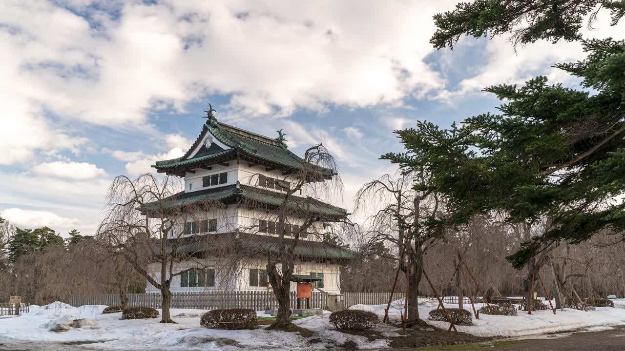 timelapse abierto de invierno nevado en el castillo de hirosaki en aomori, japón
