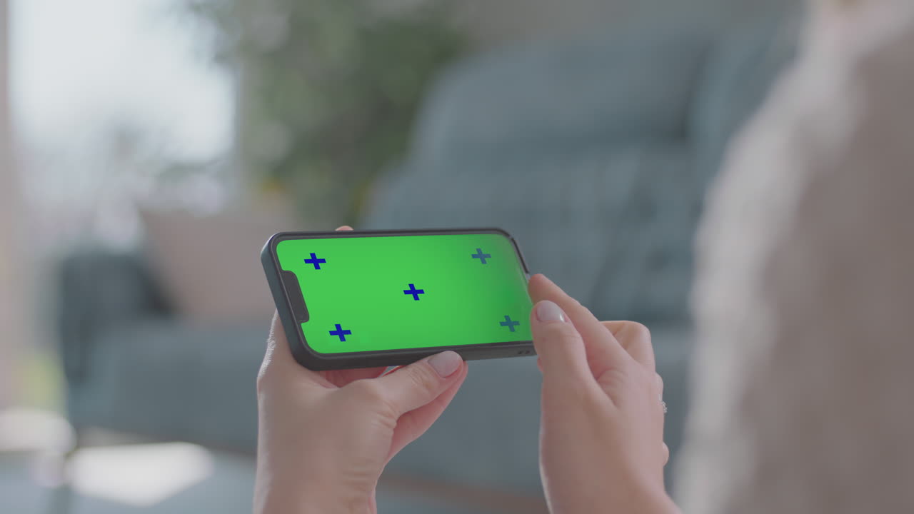 소셜 미디어를 사용하는 젊은 여성