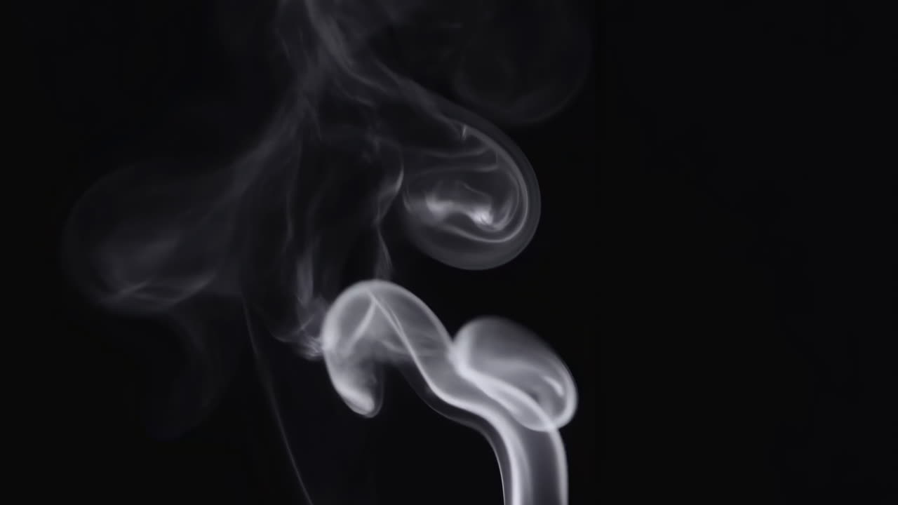 Fumo bianco che si innalza e turbina su sfondo nero