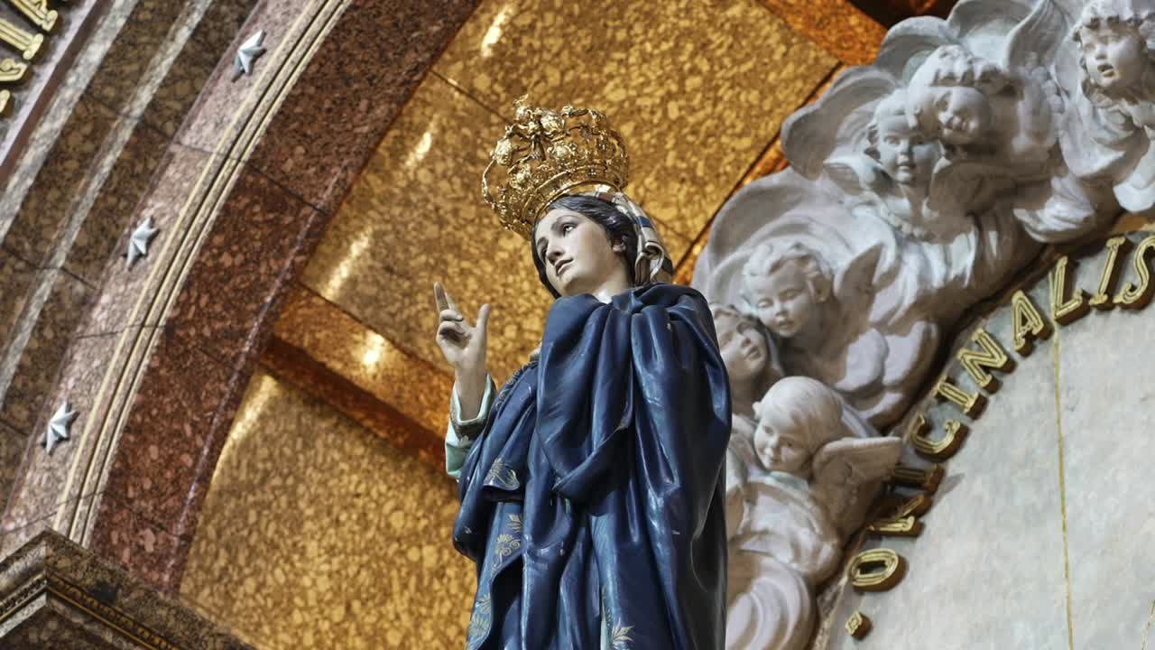 Primo piano della Vergine Maria incoronata con cherubini nel santuario di Sameiro