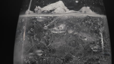 bloques congelados de bebidas espumosas en primer plano. concepto de cóctel refrescante