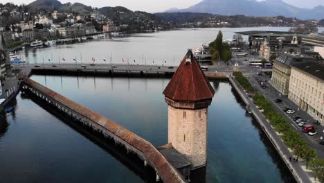 Luftaufnahme-Von-Luzern,-Schweiz-Beim-Fliegen-Entlang-Der-Kapellbrücke-Mit-Blick-Auf-Den-See-In-Der-Abenddämmerung