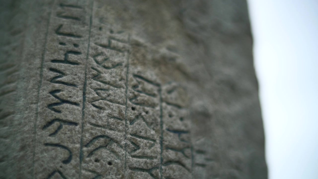 Primo piano di antiche rune incise in un monumento di pietra