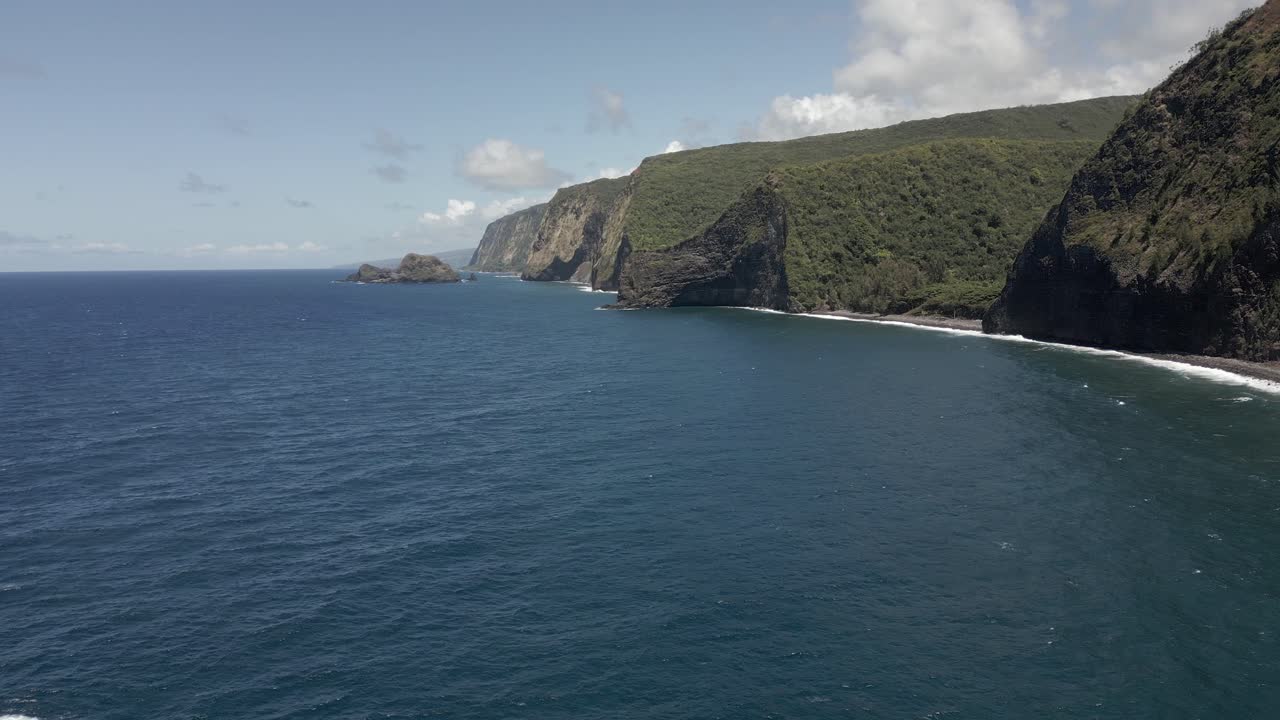 Alte scogliere oceaniche sull'Isola Grande delle Hawaii, con una veduta aerea della spiaggia della valle dal mare.