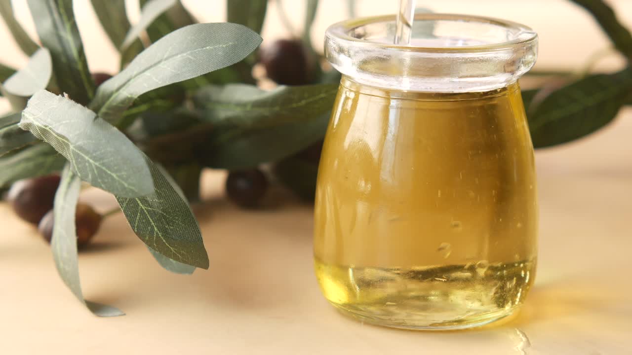 올리브 가지 와 함께 올리브 기름 한 병 의