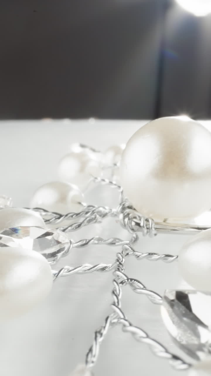 고급스러운 진주와 크리스탈 목걸이가 끔한 표면에 반이는 빛 아래 반인다