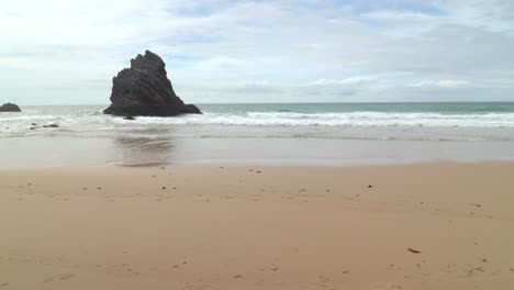 Roca-Negra-Aislada-Cerca-De-La-Playa-De-La-Cordillera-De-Gruta-Da-Adraga-En-Portugal