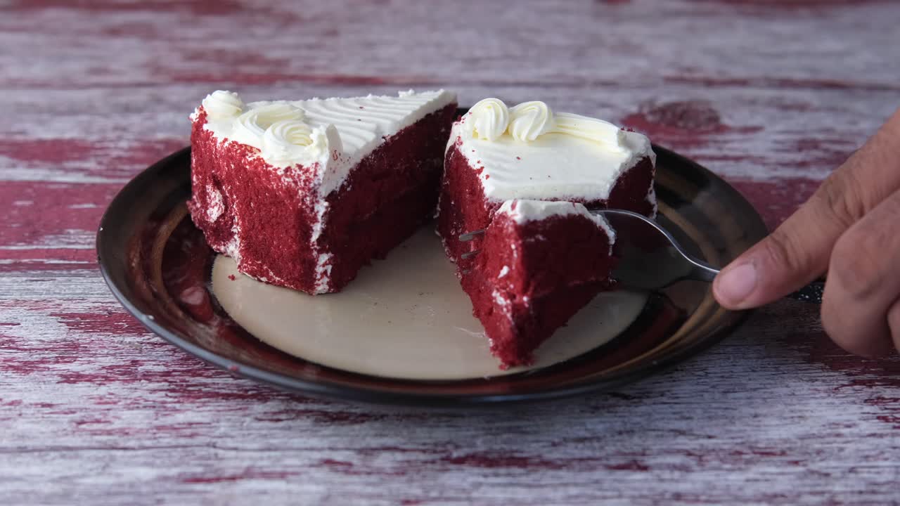 rote samtkuchen auf einem teller