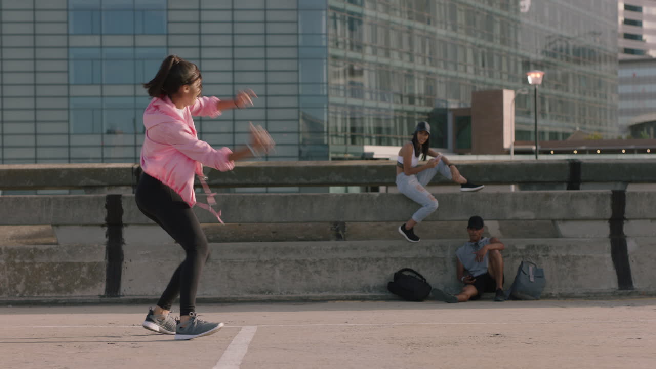mujer bailando joven bailarina de hip hop realizando movimientos de estilo libre amigos multiétnicos viendo disfrutando de la práctica de baile urbano usando un teléfono inteligente tomando video compartiendo en las redes sociales