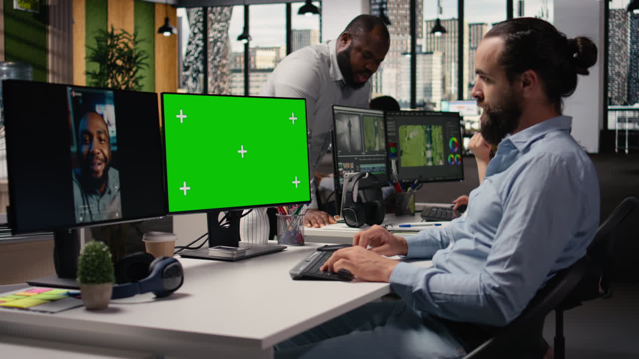 Chroma key skærm, PC-optagelser af software, på moderne kontor, startup-medarbejder