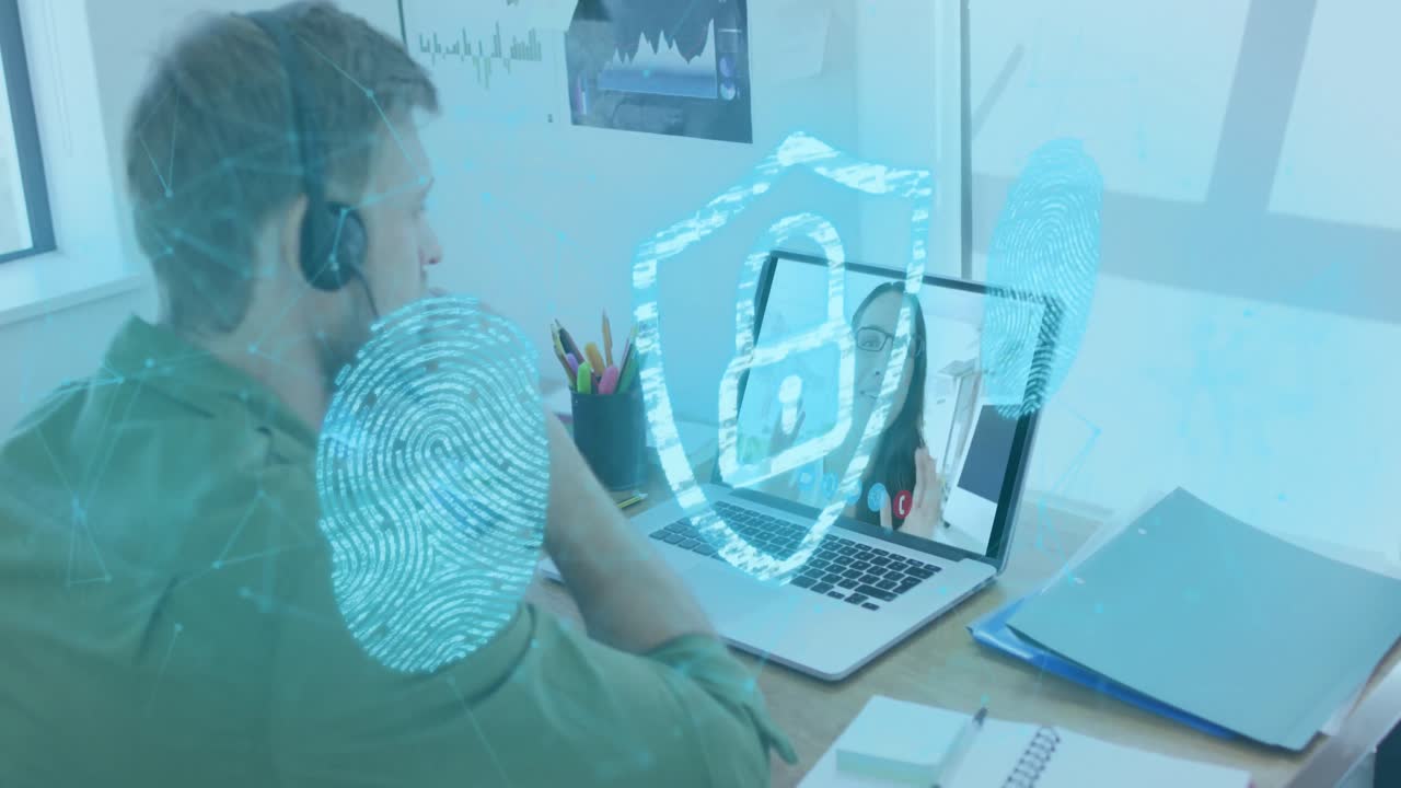 animación de huellas dactilares biométricas y candado sobre un hombre caucásico usando auriculares de teléfono y portátil
