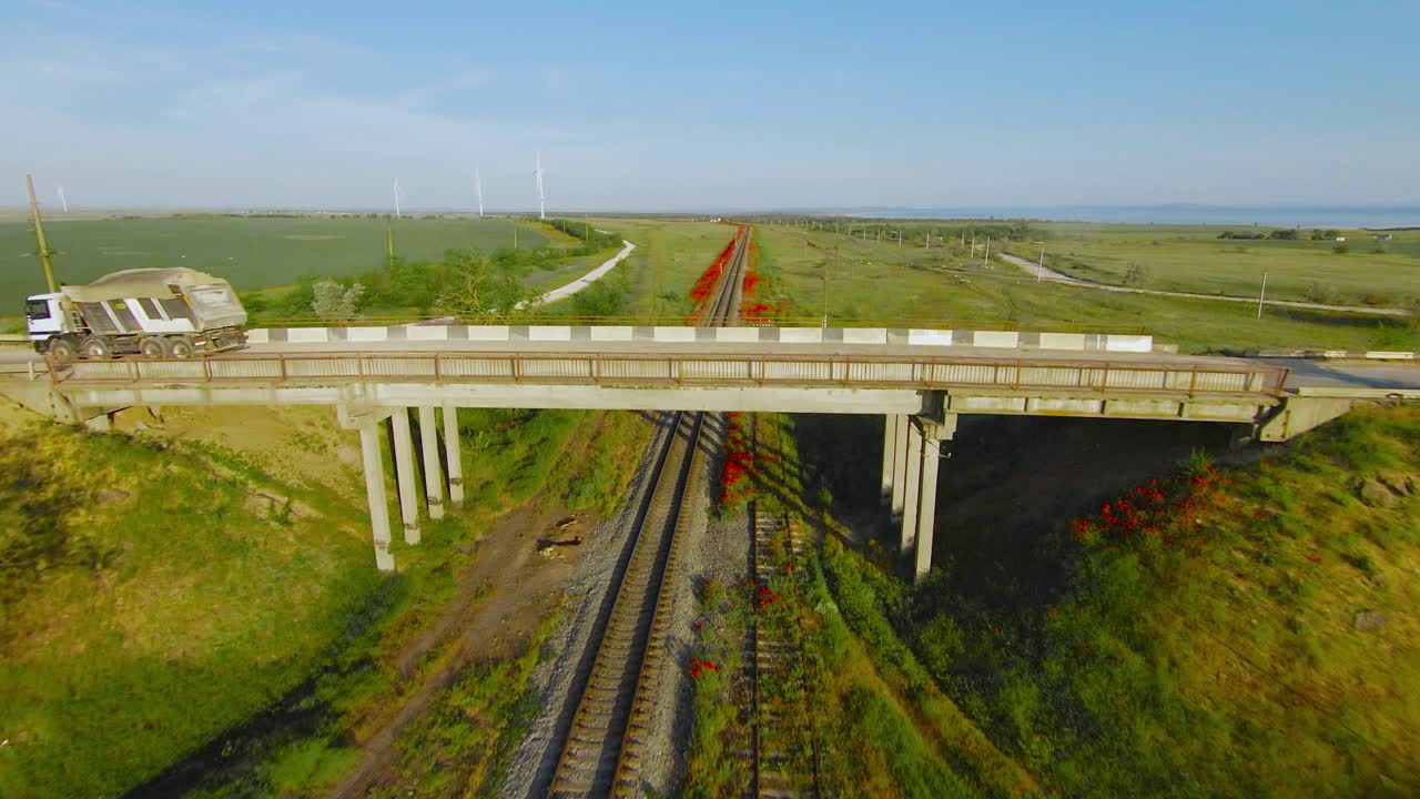 빨간 포피 와 다리 가 있는 기차 트랙 의 공중 풍경