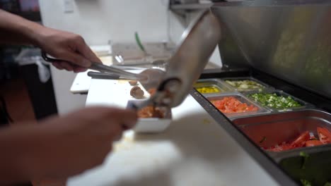 chef vertiendo arroz en plato