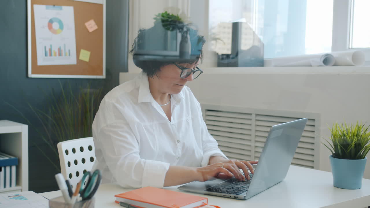 mujer trabajando en una computadora portátil en una oficina moderna