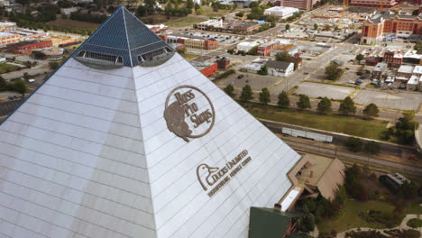 Luftnahaufnahme-Des-Bass-Pro-Shops-Schildes-Auf-Der-Pyramide-In-Memphis,-Tennessee