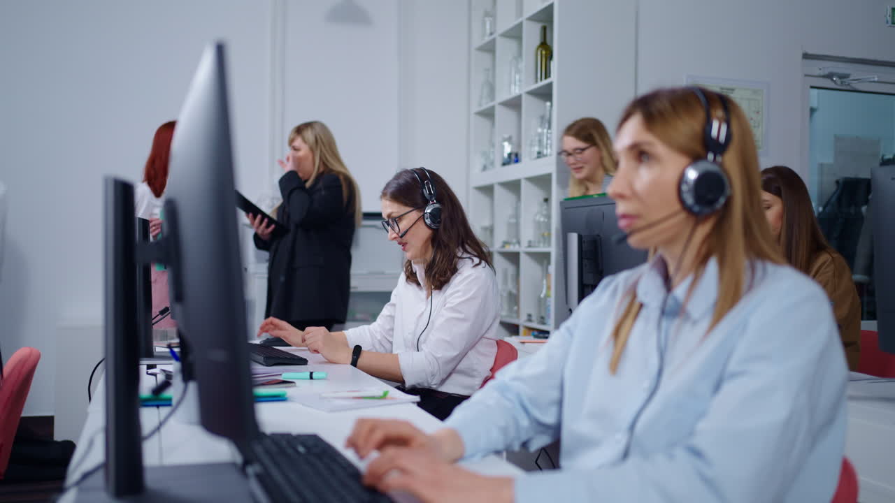 직장에서 여성 콜 센터 팀