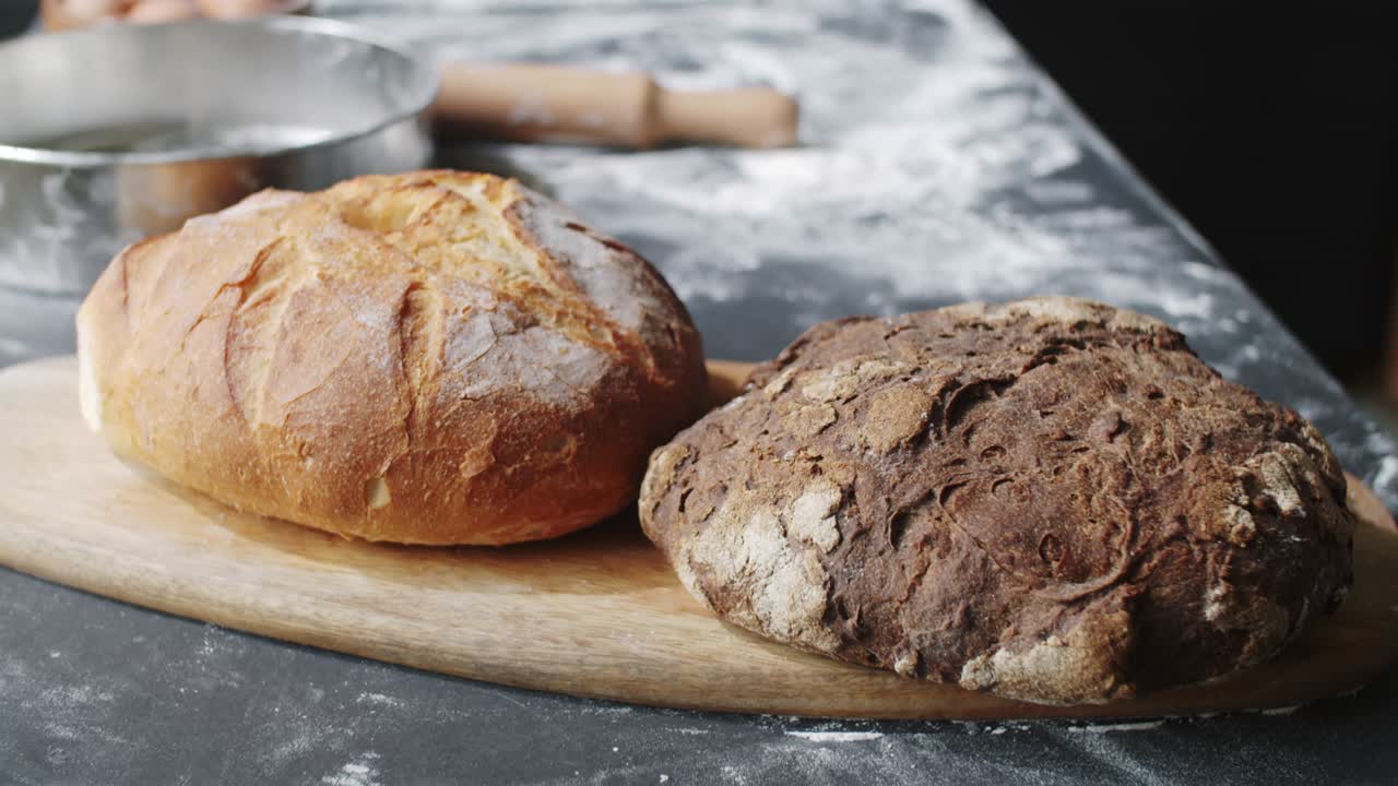panes de centeno y pan de trigo en la mesa de la cocina