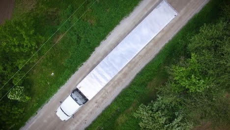 toma de drone de un camión grande conduciendo por una carretera rural