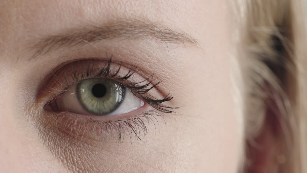 녹색 눈을 열고 카메라를 바라보는 여자