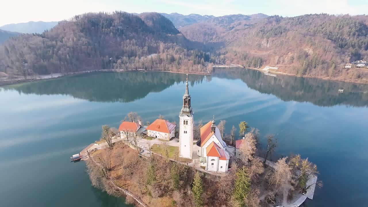 Ripresa frontale con drone della Chiesa di Bled situata tra il Lago di Bled in Slovenia.