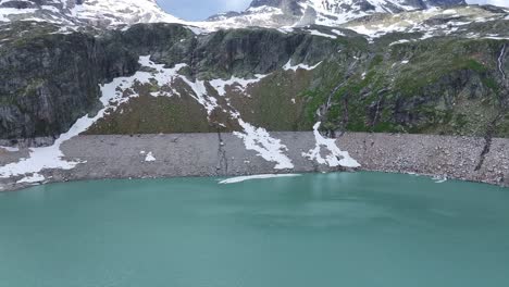 con un impresionante fondo de tierra un depósito de agua azul clara y limpia, aérea