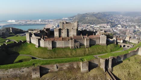 Un-Increíble-Ascenso-Aéreo-Frente-Al-Castillo-Medieval-De-Dover.